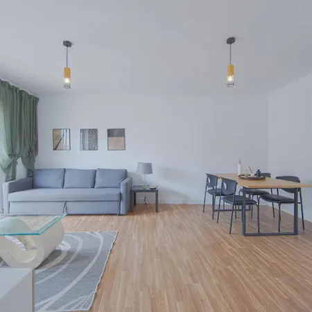 Bright & Comfortable Flat In The Heart Of