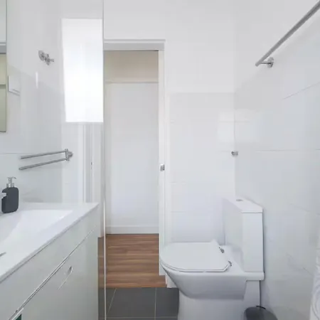 Bright & Comfortable Flat In The Heart Of