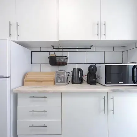 Bright & Comfortable Flat In The Heart Of *