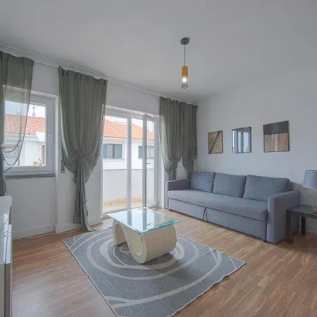 Bright & Comfortable Flat In The Heart Of