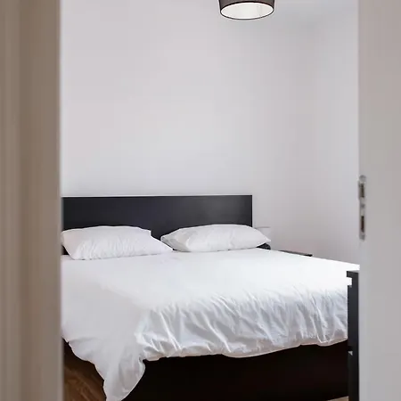 Bright & Comfortable Flat In The Heart Of