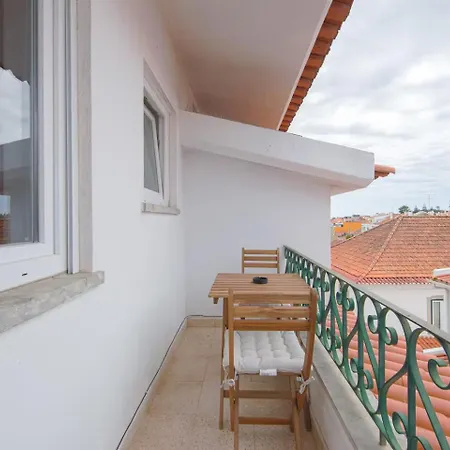 Bright & Comfortable Flat In The Heart Of