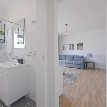 Bright & Comfortable Flat In The Heart Of