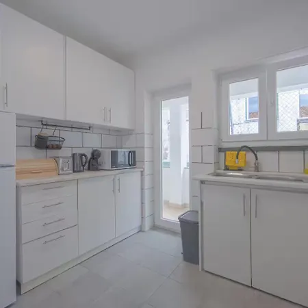 Bright & Comfortable Flat In The Heart Of
